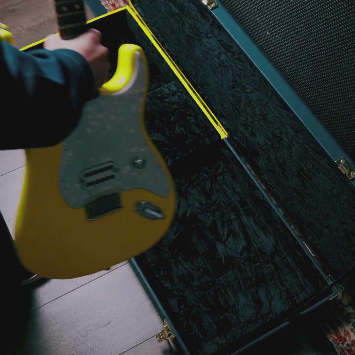 Sky 2 Tone Electric Guitar Hard Case - Black & Pink w/ Black Interior